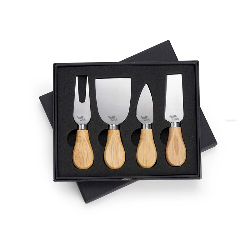 Kit queijo 4 peças em estojo de papelão com berço de espuma, contém: faca com ponta, faca reta, garfo e espátula
Altura : 15,8 cm
Largura : 18,9 cm
Espessura : 2,2 cm
Medidas aproximadas para gravação (CxL): Estojo 14 cm x 18 cm – Cabo 2 cm x 2,5 cm